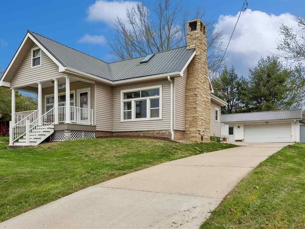 281 Saint Marys St., Riverside, IA 52317
