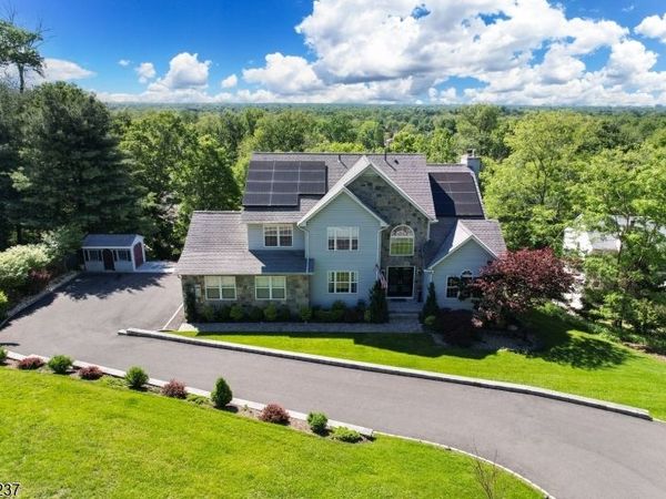 7 Beechwood Ter, Green Brook, NJ 08812