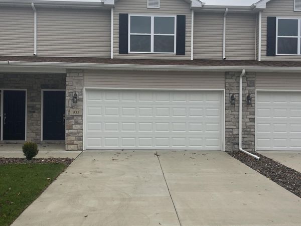 935 Paula Court , Hobart, IN 46342