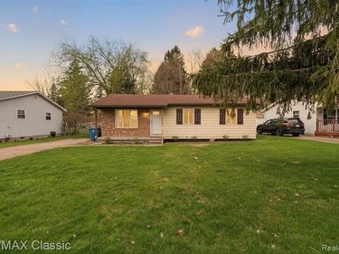 430 Sherwood Court, Holly Vlg, MI 48442