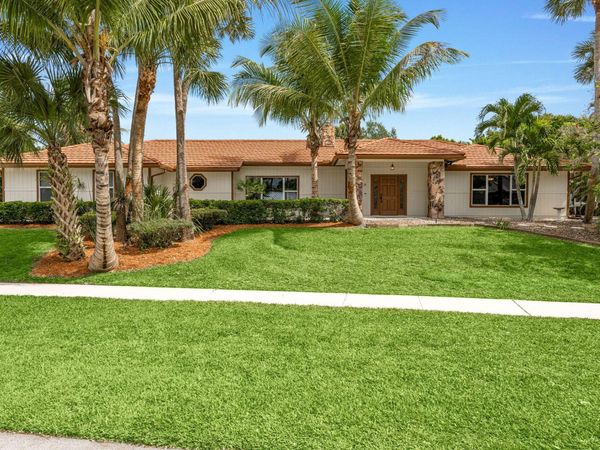 21 Whispering Oaks Circle, West Palm Beach, FL 33411