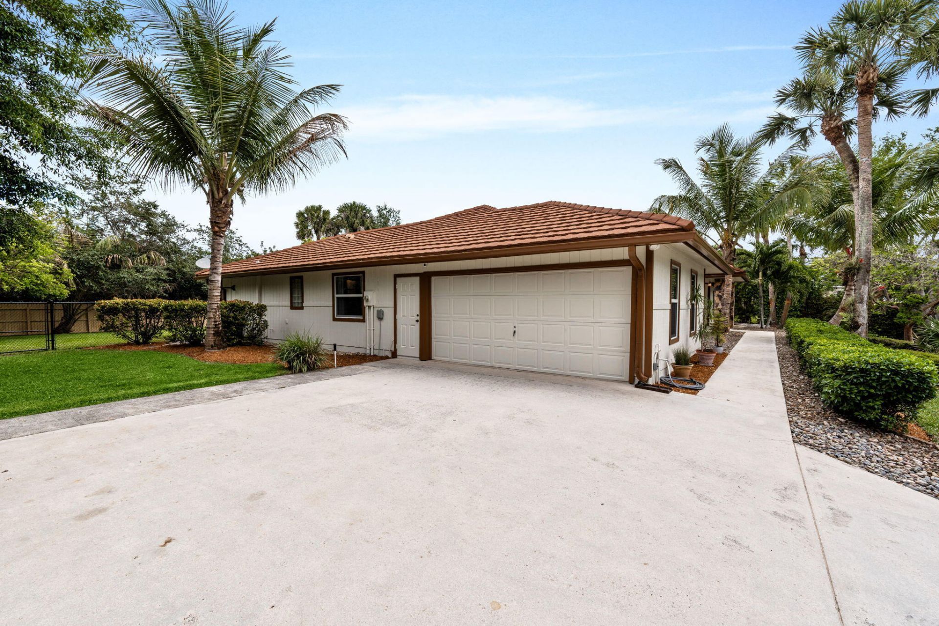 21 Whispering Oaks Circle, West Palm Beach, FL 33411 Photo