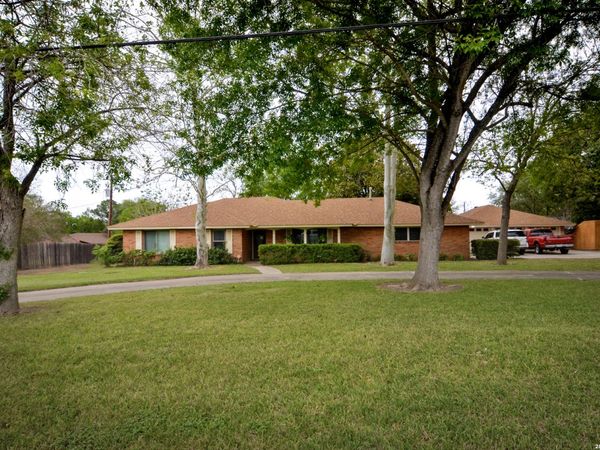 608 F ST, Floresville, TX 78114