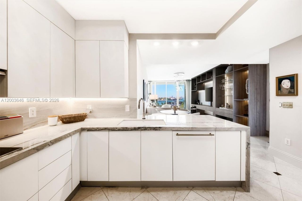 100 S Pointe Dr , Unit 702, Miami Beach, FL 33139 Photo