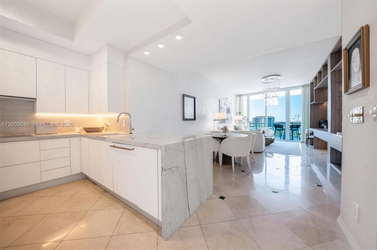 100 S Pointe Dr , Unit 702, Miami Beach, FL 33139 Photo
