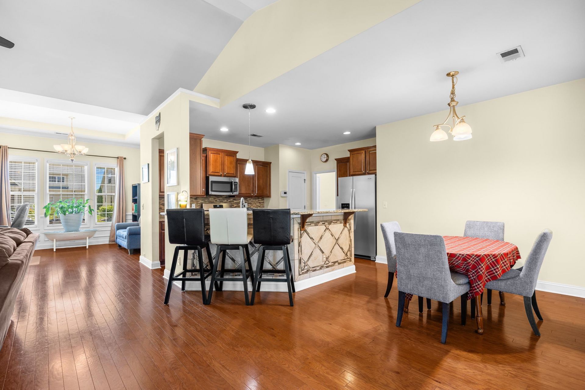 1121 Shire Way Photo 6