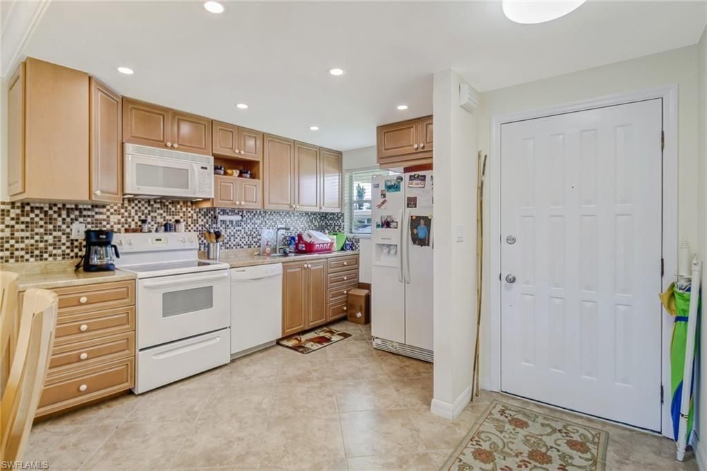 49 High Point Cir S, Unit 102, Naples, FL 34103 Photo