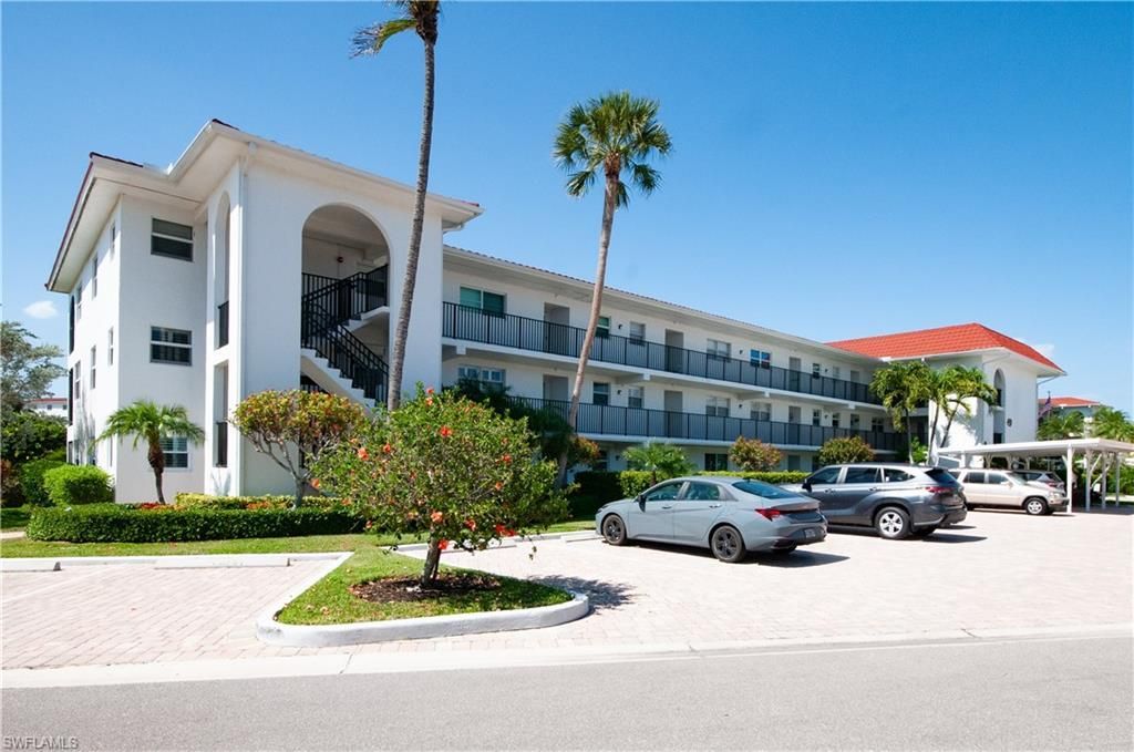 49 High Point Cir S, Unit 102, Naples, FL 34103 Photo