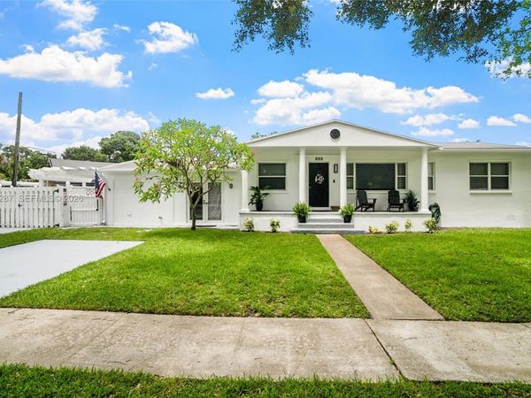 899 E Country Club Cir, Plantation, FL 33317