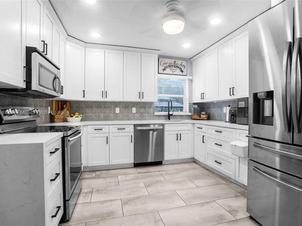 899 E Country Club Cir, Plantation, FL 33317
