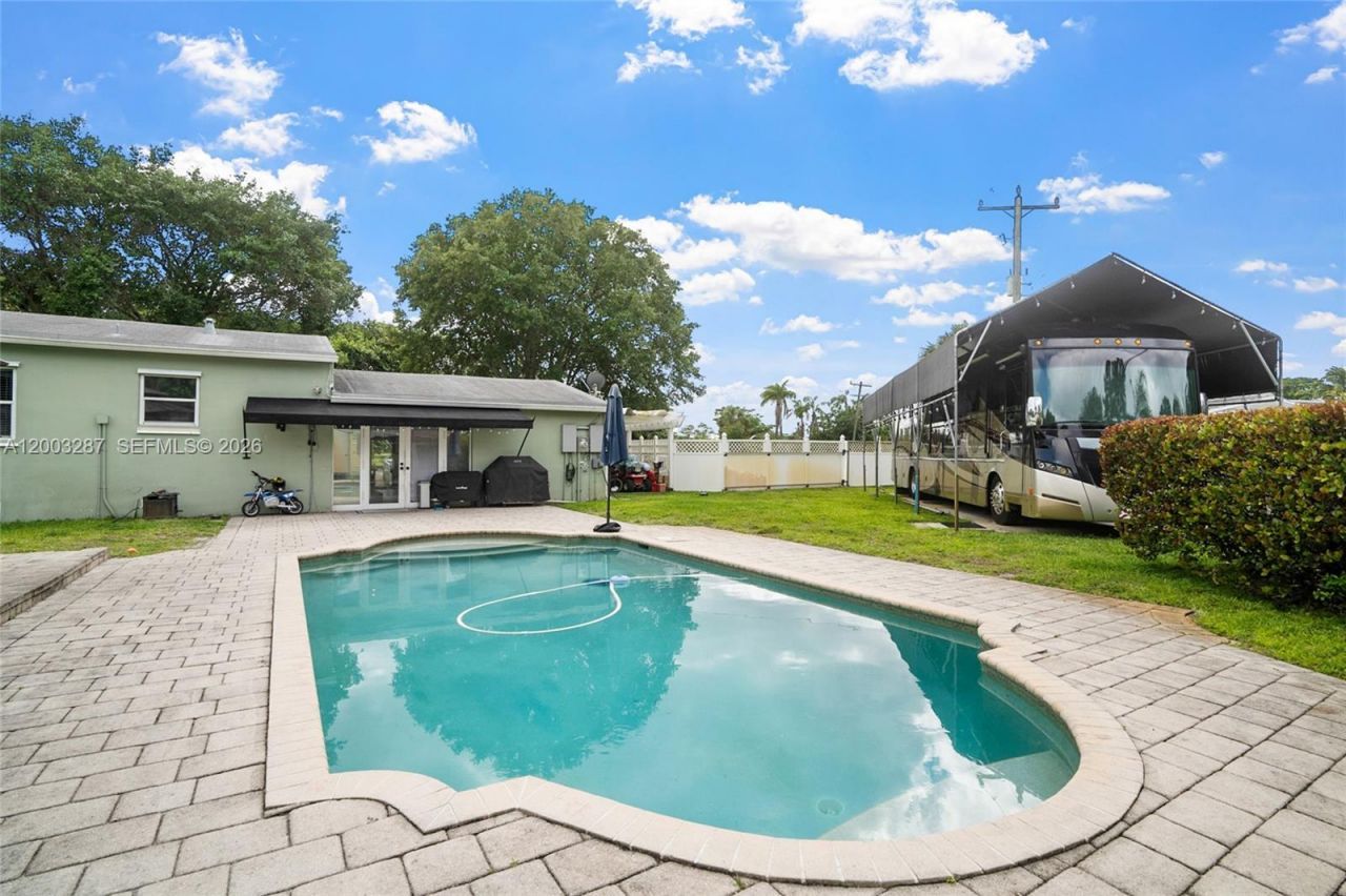 899 E Country Club Cir, Plantation, FL 33317 Photo