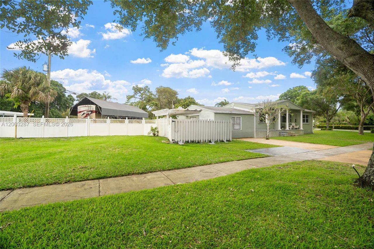 899 E Country Club Cir, Plantation, FL 33317 Photo