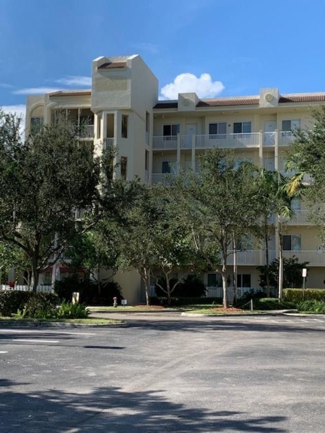 3500 Oaks Clubhouse Drive, Pompano Beach, FL 33069 Photo