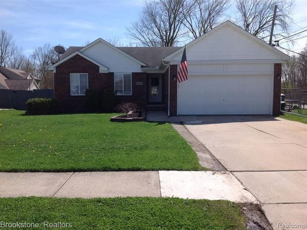 32010 N Oakcrest Drive E, Chesterfield Twp, MI 48047