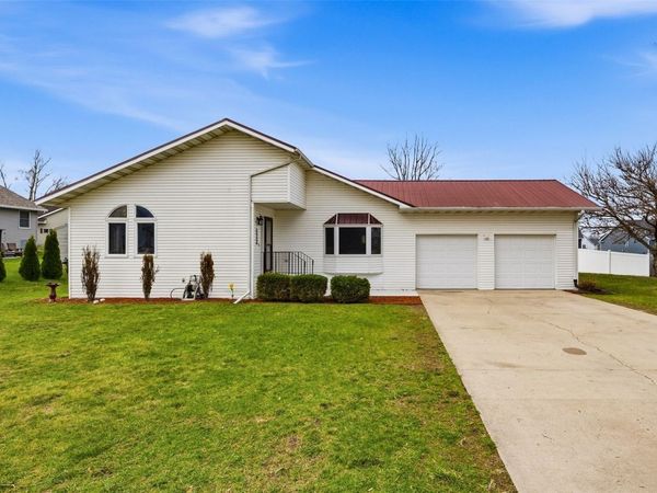 E Main Street , Robins, IA 52328