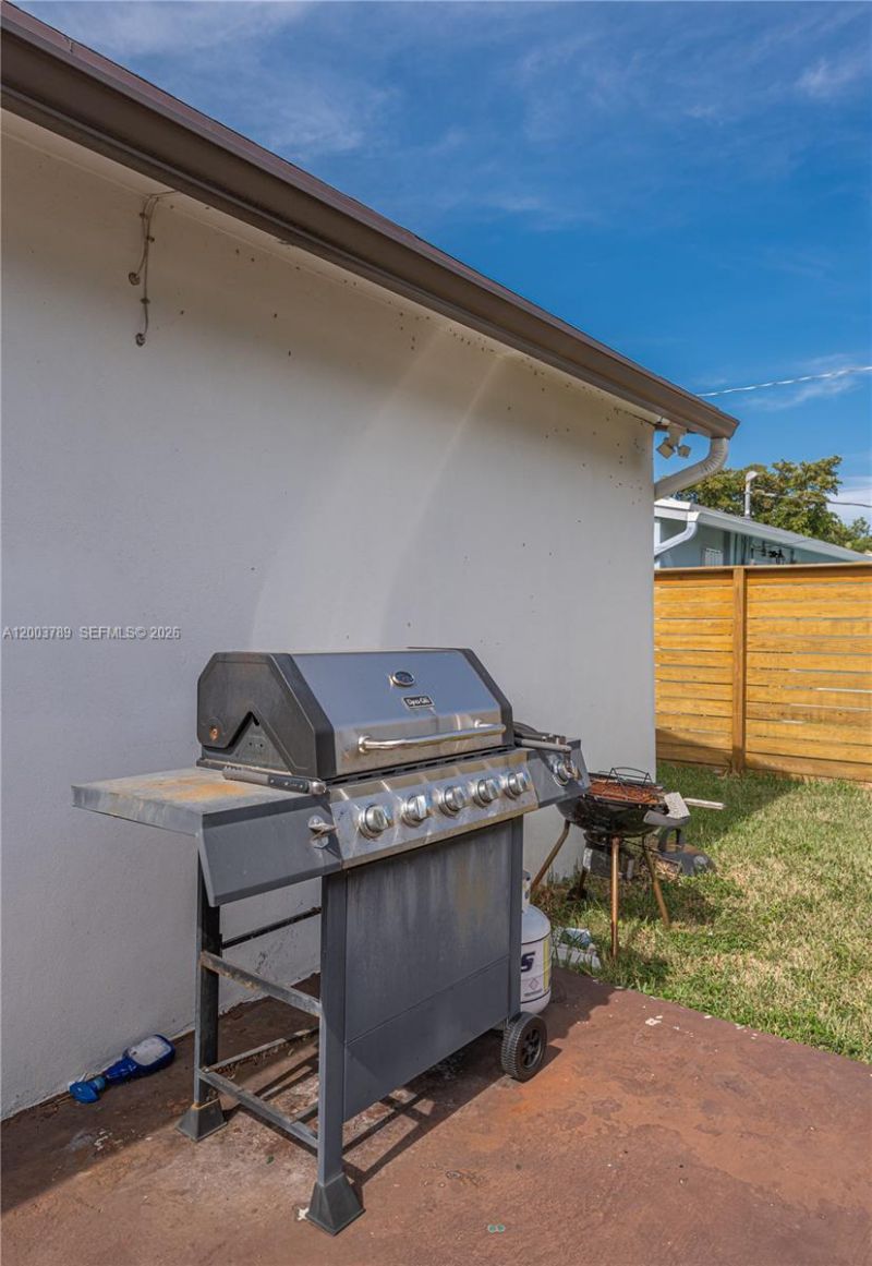 906 NE 6th St, Hallandale Beach, FL 33009 Photo