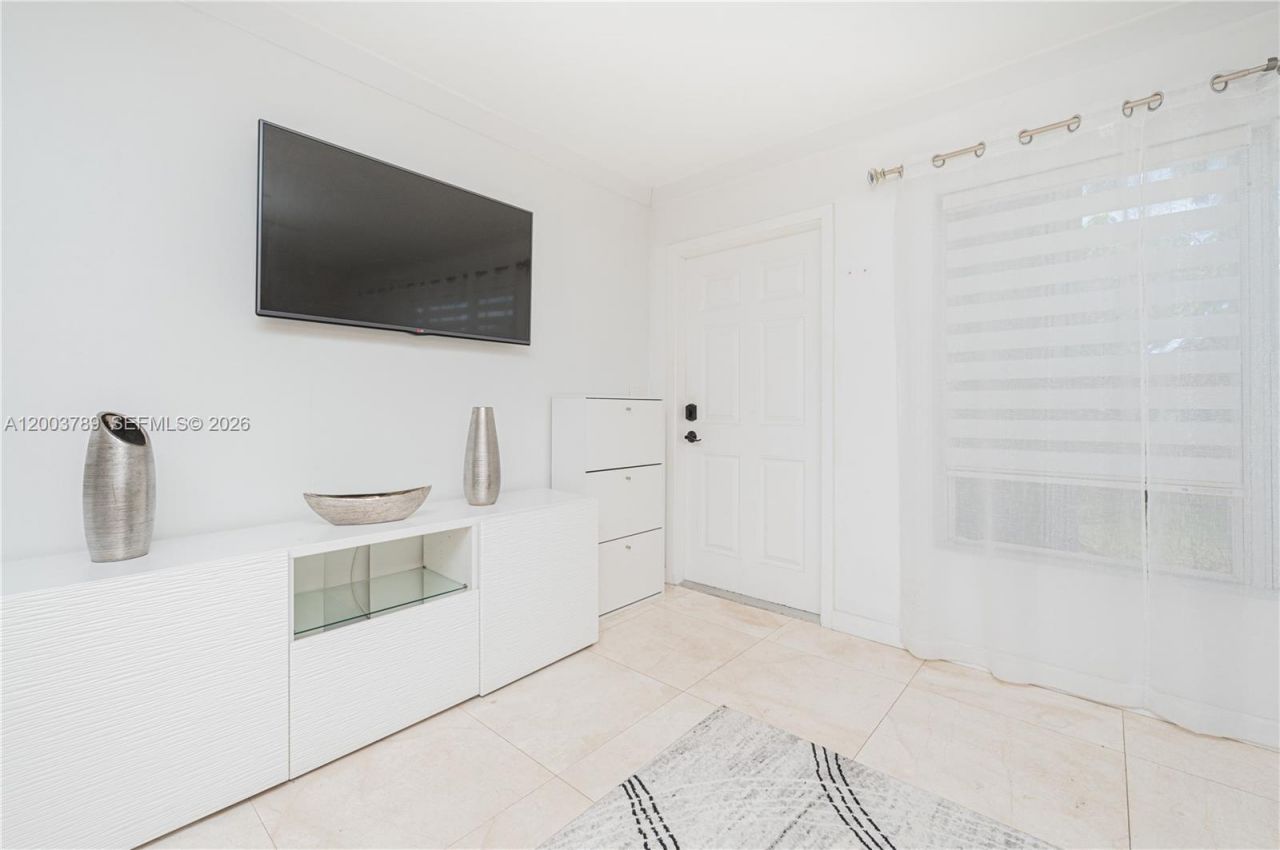 906 NE 6th St, Hallandale Beach, FL 33009 Photo