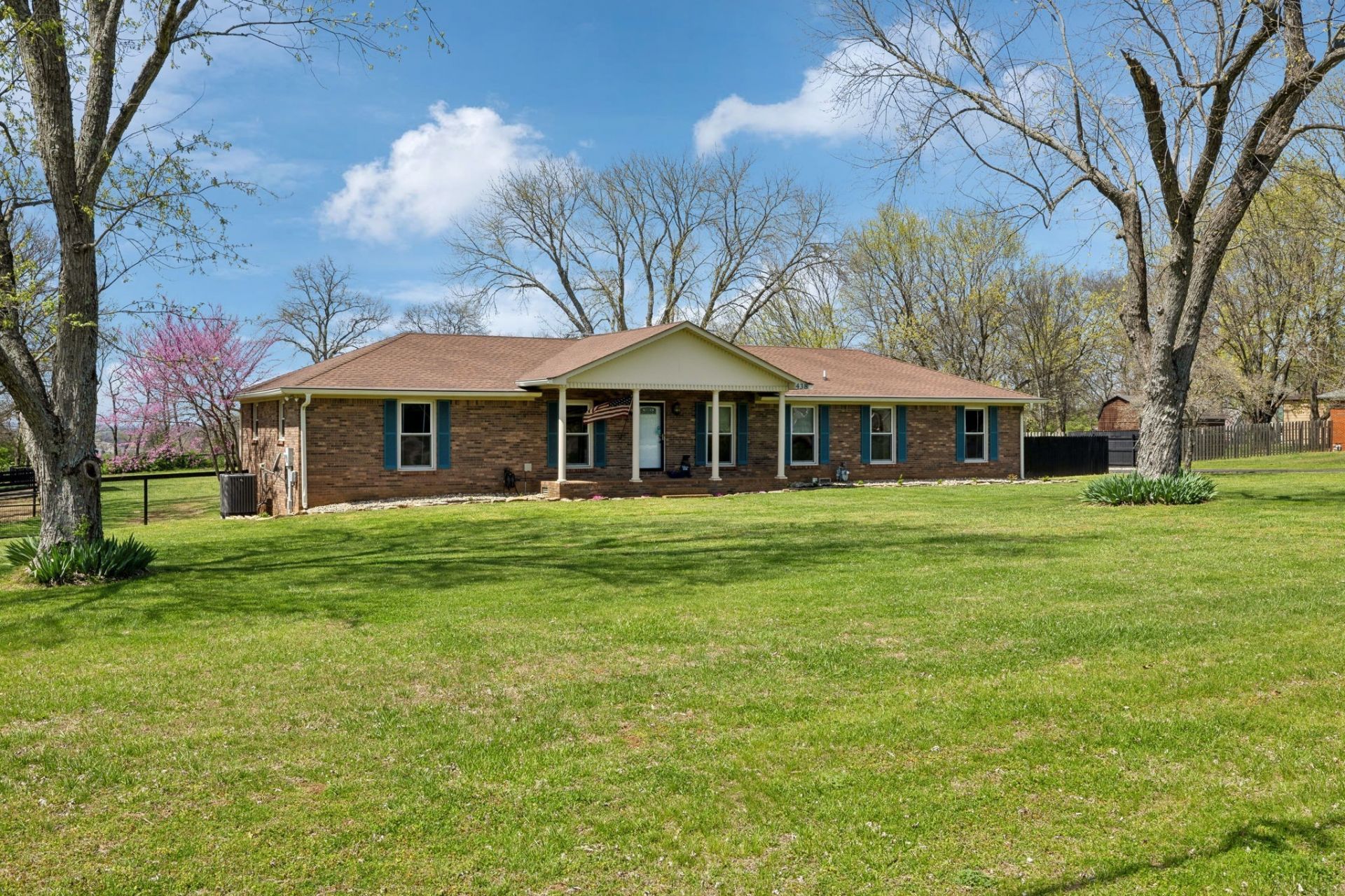 438 Nichols Cir W, Gallatin, TN 37066 Main Photo