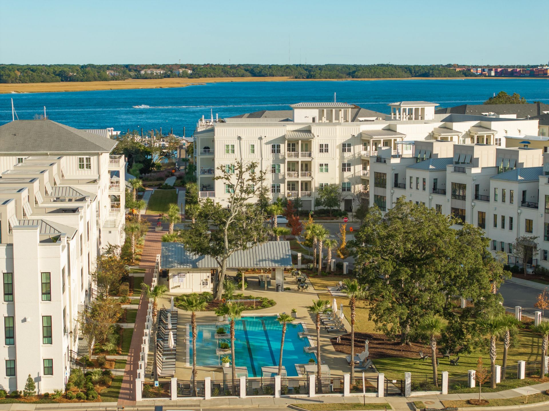 325 Longshore Street Photo 11