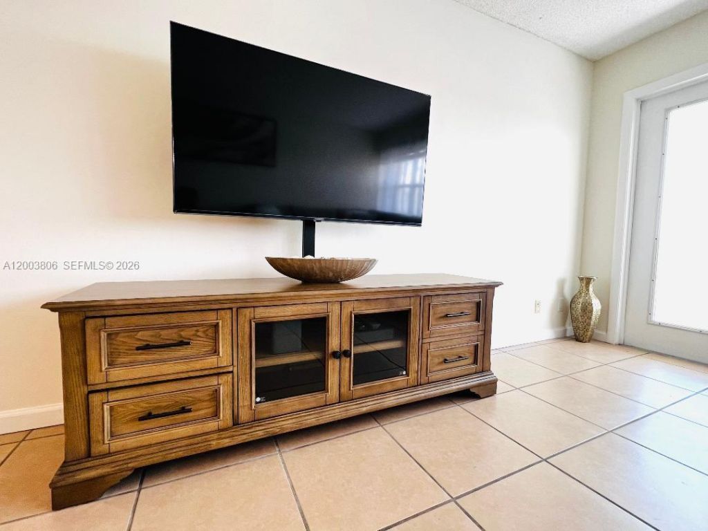 401 Golden Isles Dr, Unit 1011, Hallandale Beach, FL 33009 Photo
