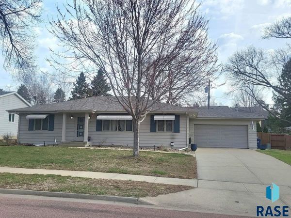 2608 S Arcadia Rd, Sioux Falls, SD 57105