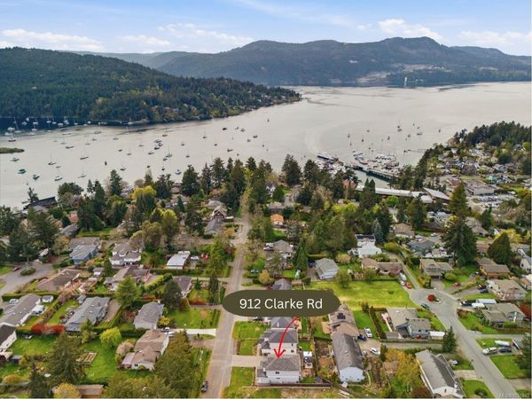912 Clarke Rd , Central Saanich, BC V8M 2G1