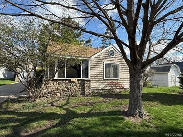 315 E Cowan Avenue, Madison Heights, MI 48071