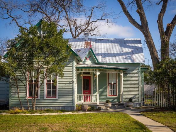633 S Castell Ave , New Braunfels, TX 78130