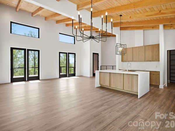 102 Sandpiper Palisades Street, Hendersonville, NC 28792