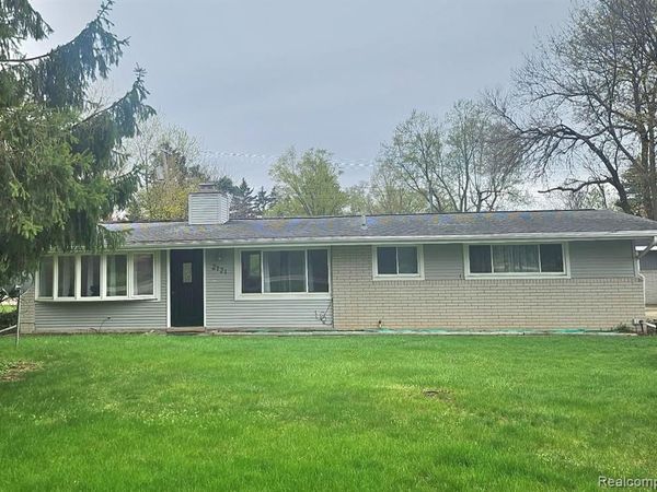 2121 S Commerce Road, Wolverine Lake Vlg, MI 48390