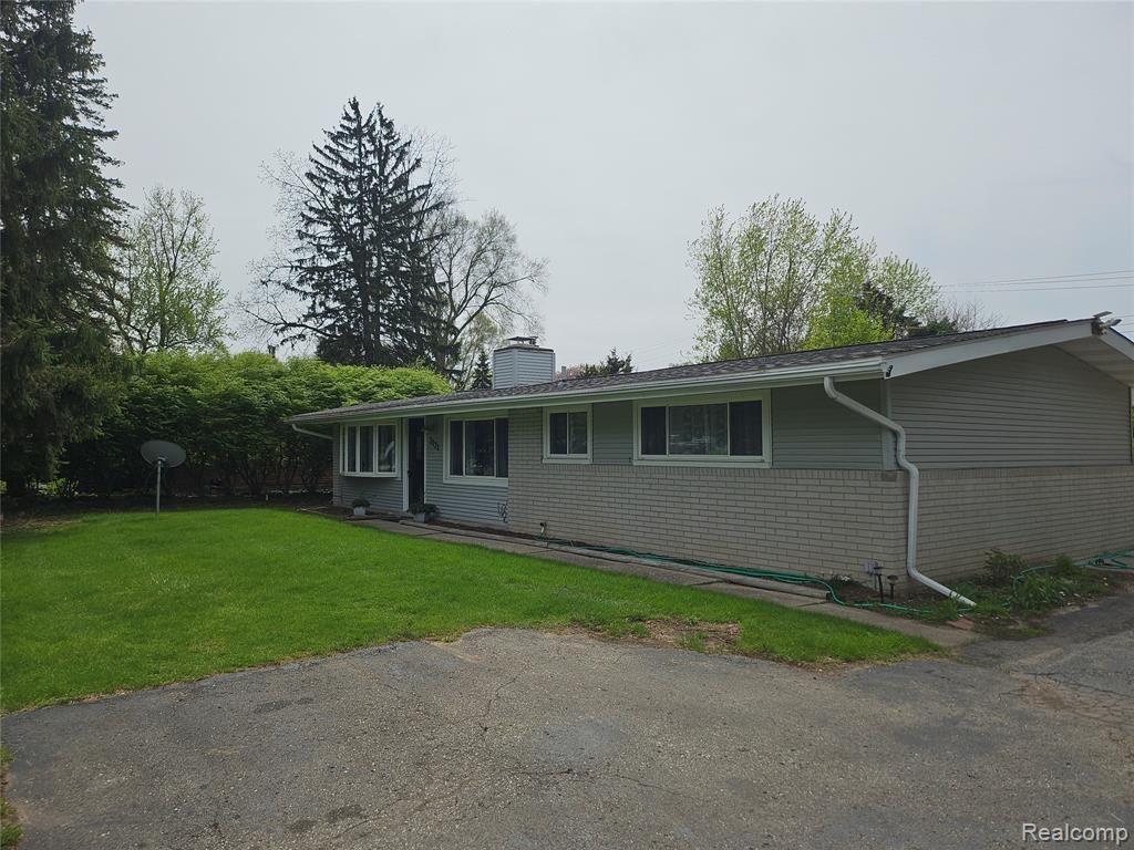 2121 S Commerce Road, Wolverine Lake Vlg, MI 48390 Main Photo