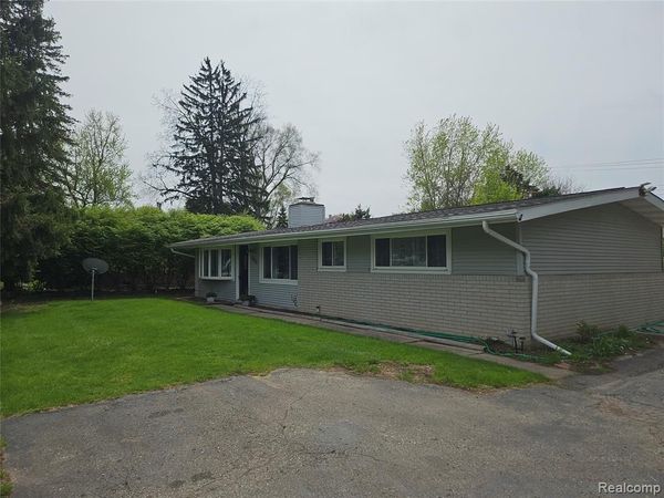 2121 S Commerce Road, Wolverine Lake Vlg, MI 48390