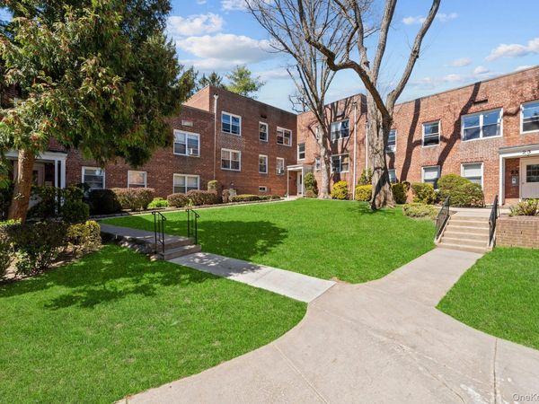 23 Edwards Street , Unit 2A, Roslyn Heights, NY 11577