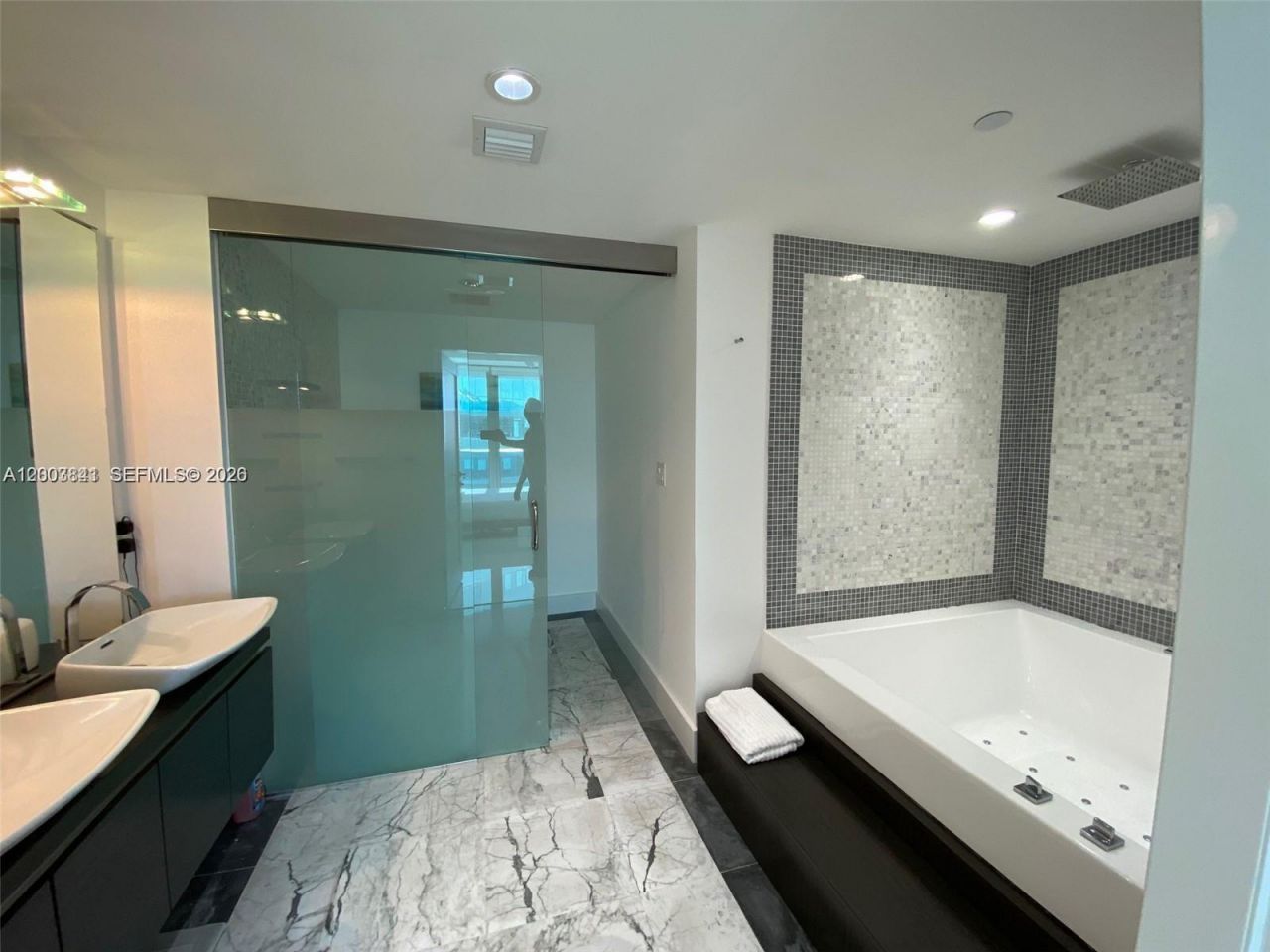 200 Biscayne Boulevard Way, Unit 4011, Miami, FL 33131 Photo