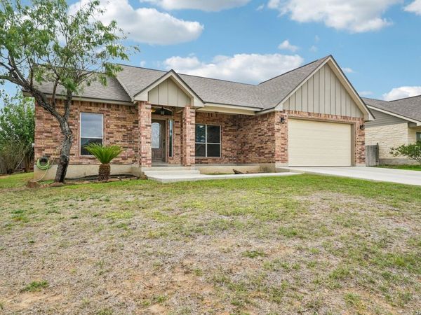 128 Parkcrest, Floresville, TX 78114