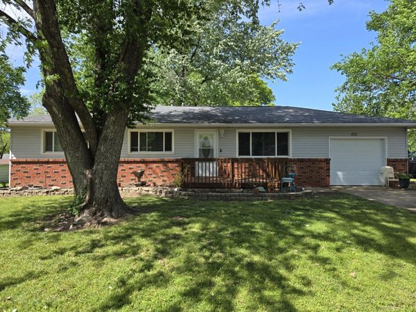 651 W Pearl Street , Aurora, MO 65605