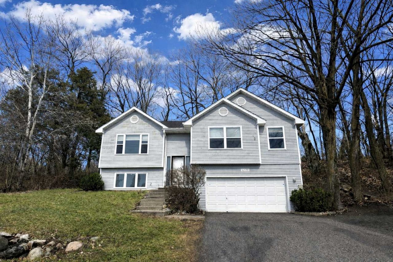 4275 Hanrehan Lake Boulevard , Savage, MN 55378