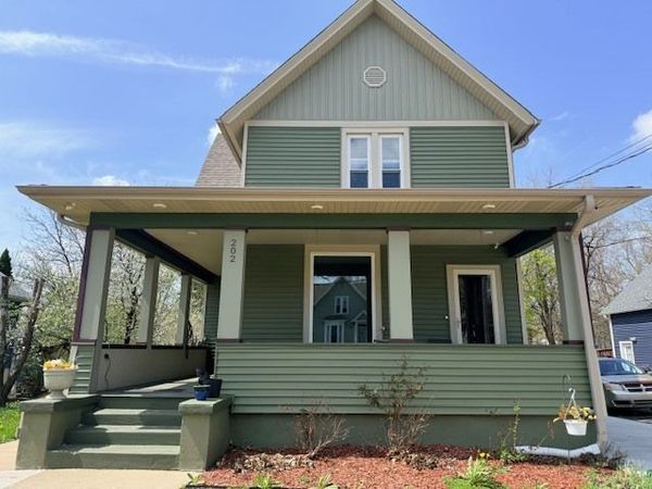 202 Perry Street, Unit 1, Elgin, IL 60123