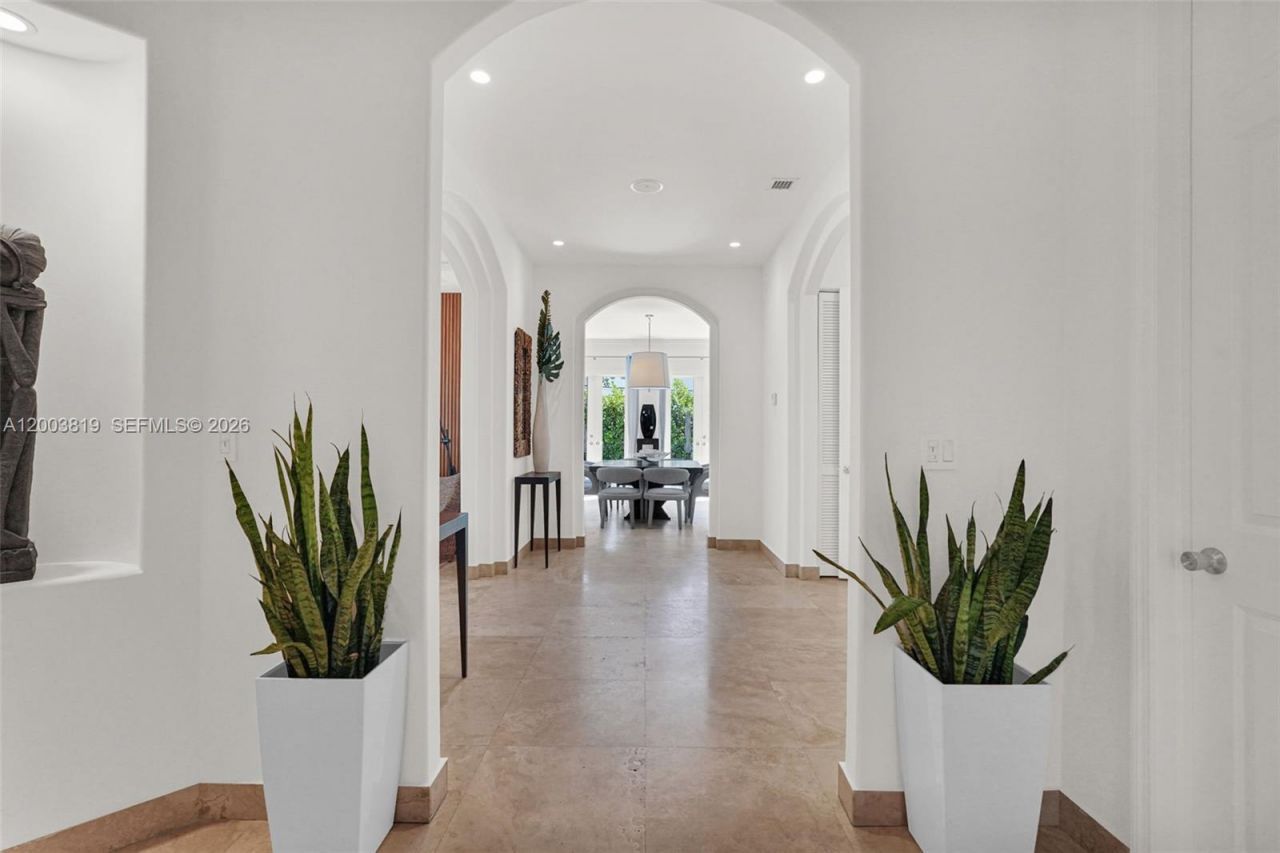 2143 N Bay Rd, Miami Beach, FL 33140 Photo