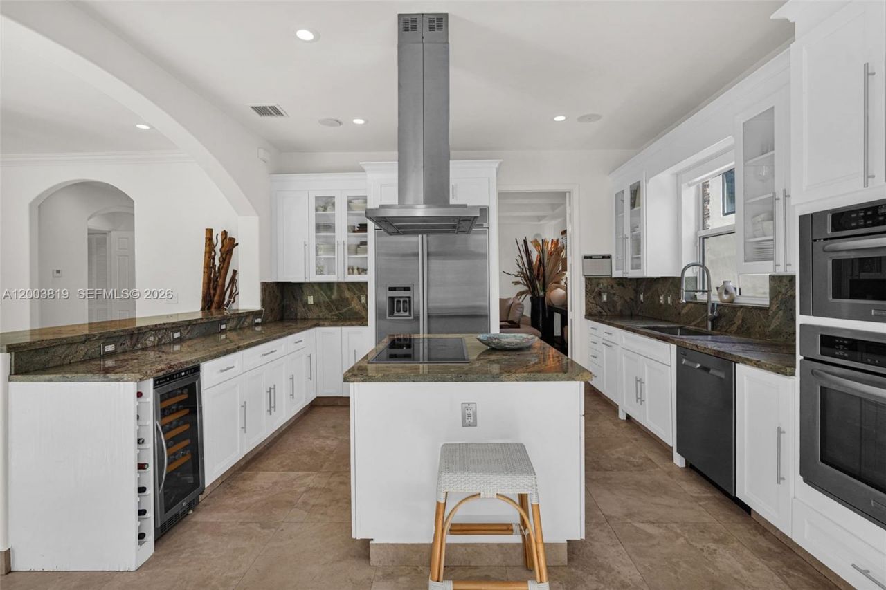 2143 N Bay Rd , Miami Beach, FL 33140 Photo