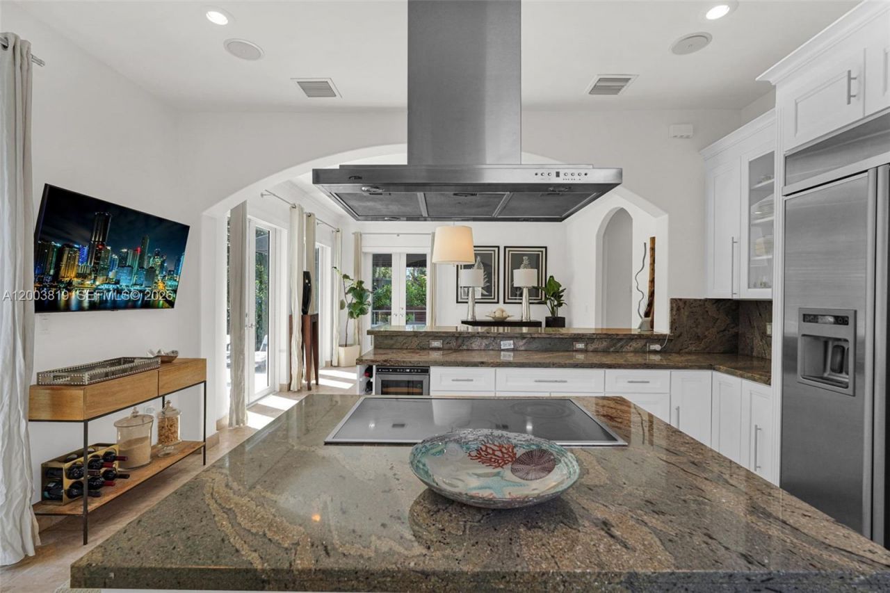 2143 N Bay Rd , Miami Beach, FL 33140 Photo