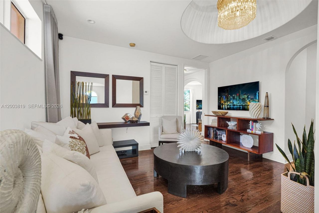 2143 N Bay Rd , Miami Beach, FL 33140 Photo