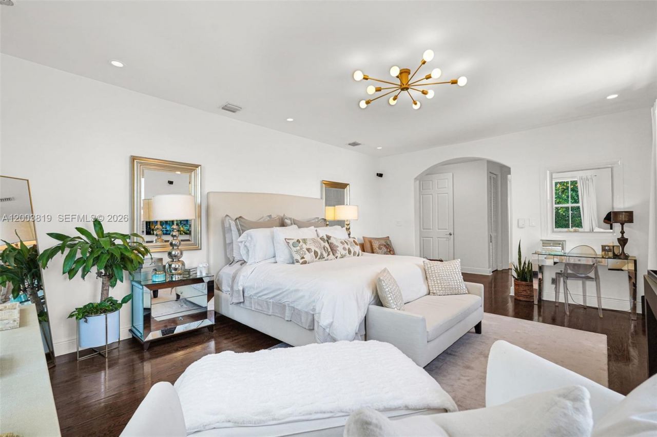 2143 N Bay Rd , Miami Beach, FL 33140 Photo