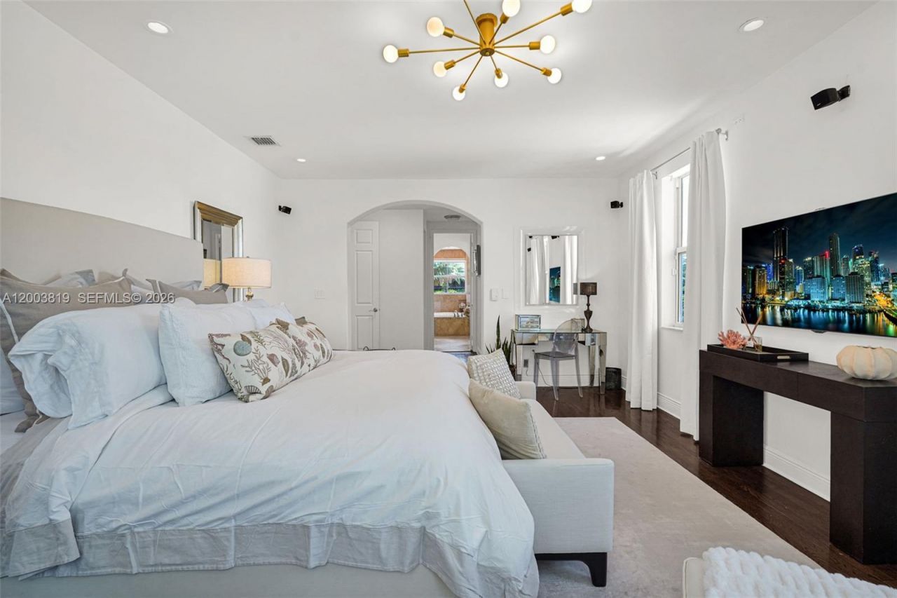 2143 N Bay Rd , Miami Beach, FL 33140 Photo