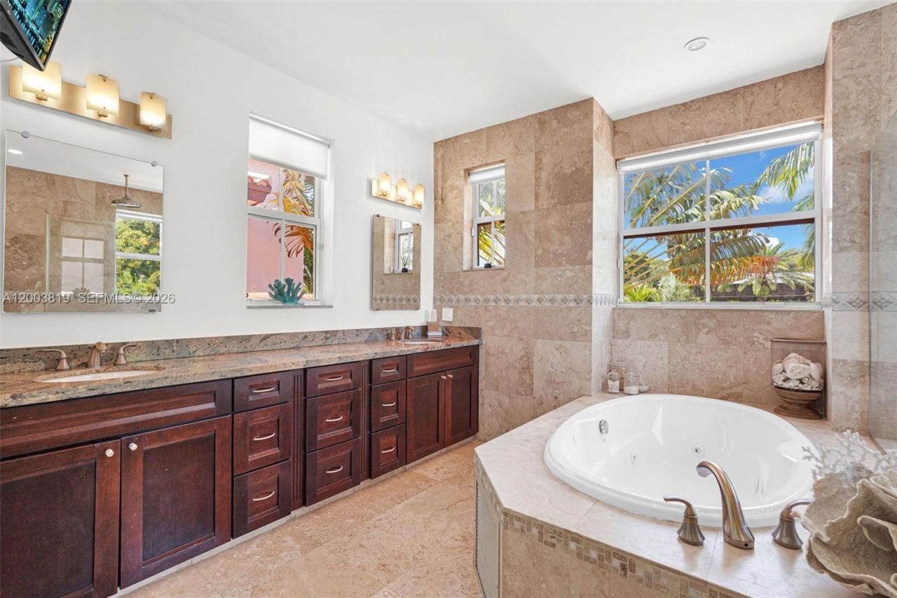 2143 N Bay Rd, Miami Beach, FL 33140 Photo