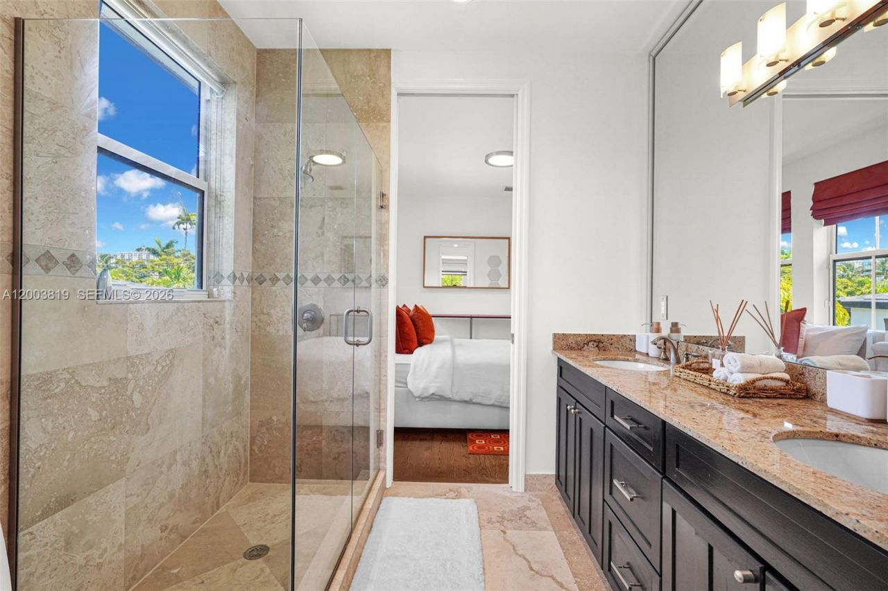 2143 N Bay Rd , Miami Beach, FL 33140 Photo