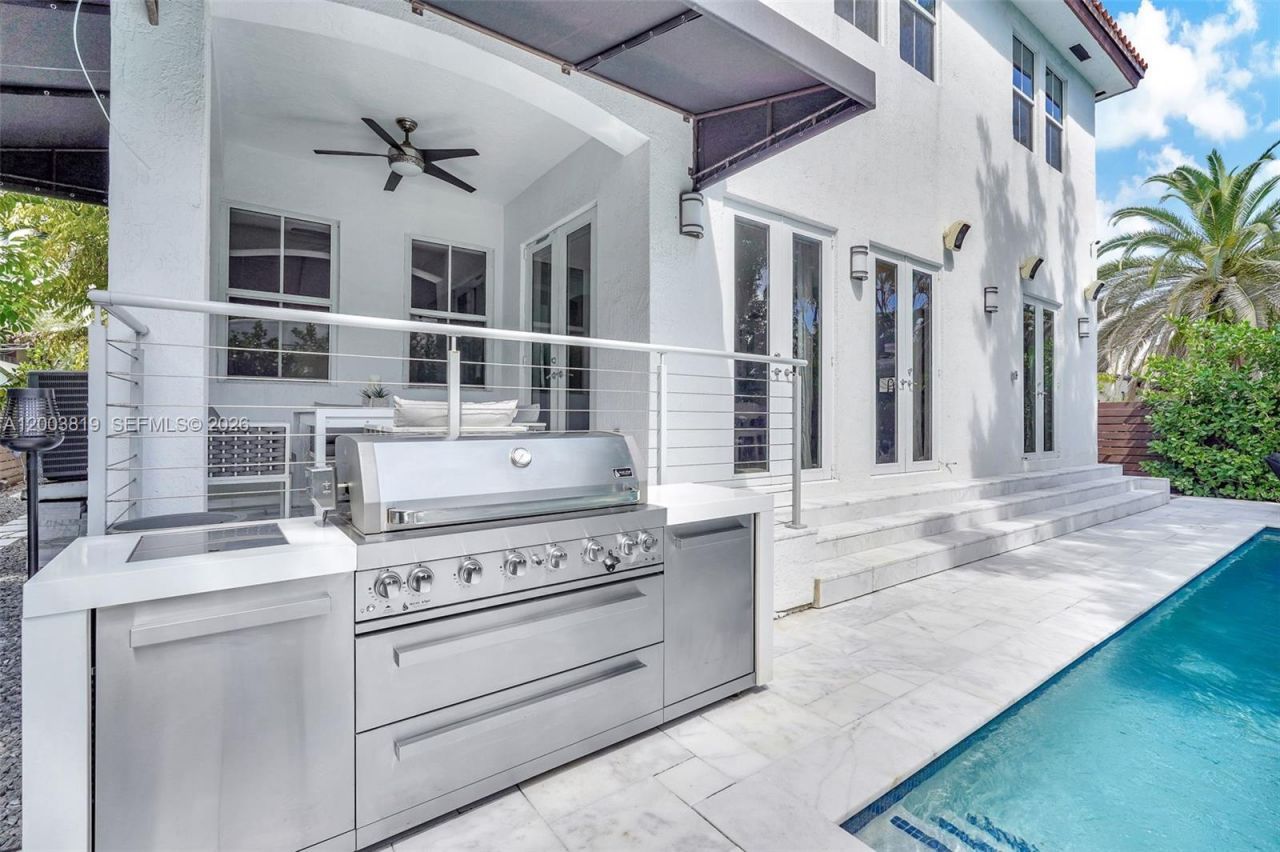 2143 N Bay Rd , Miami Beach, FL 33140 Photo