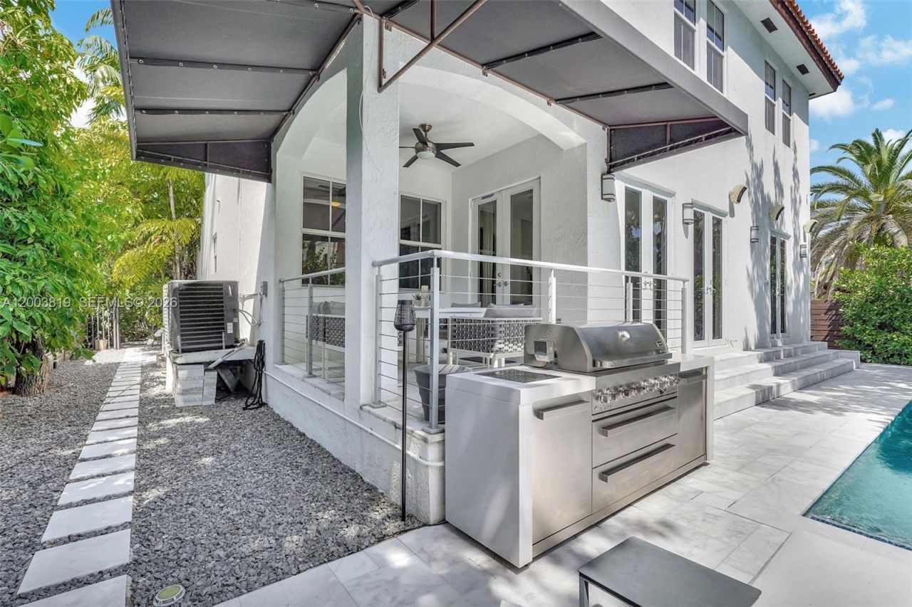 2143 N Bay Rd , Miami Beach, FL 33140 Photo