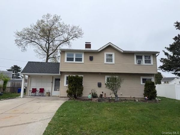 176 Kingfisher Road , Levittown, NY 11756