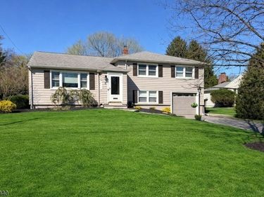 8 Alcott Dr, Livingston, NJ 07039